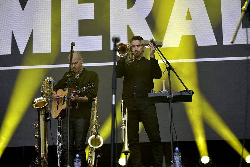 Třetí den Colours: Výtečná Caro Emerald, nudní Kodaline a vytrvalý déšť