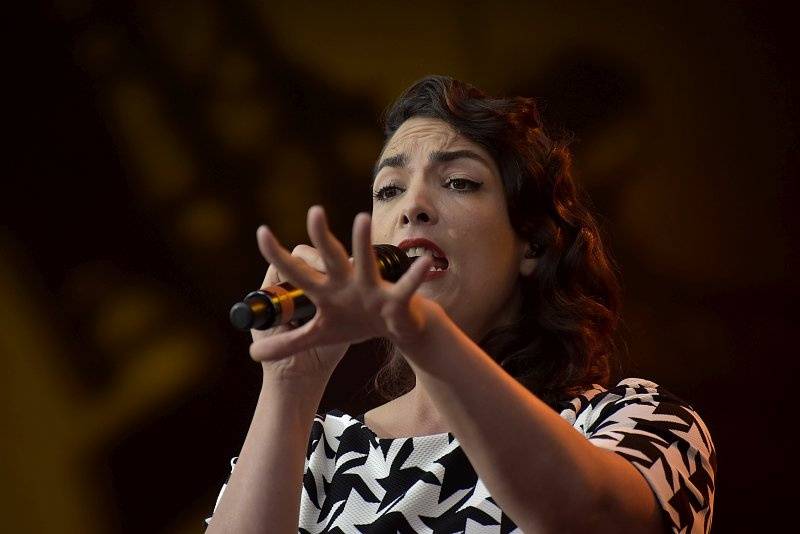 Třetí den Colours: Výtečná Caro Emerald, nudní Kodaline a vytrvalý déšť