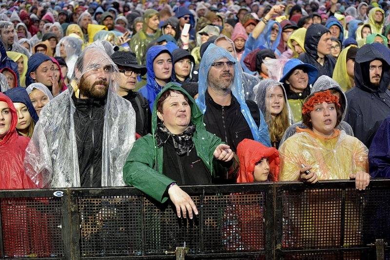 Třetí den Colours: Výtečná Caro Emerald, nudní Kodaline a vytrvalý déšť