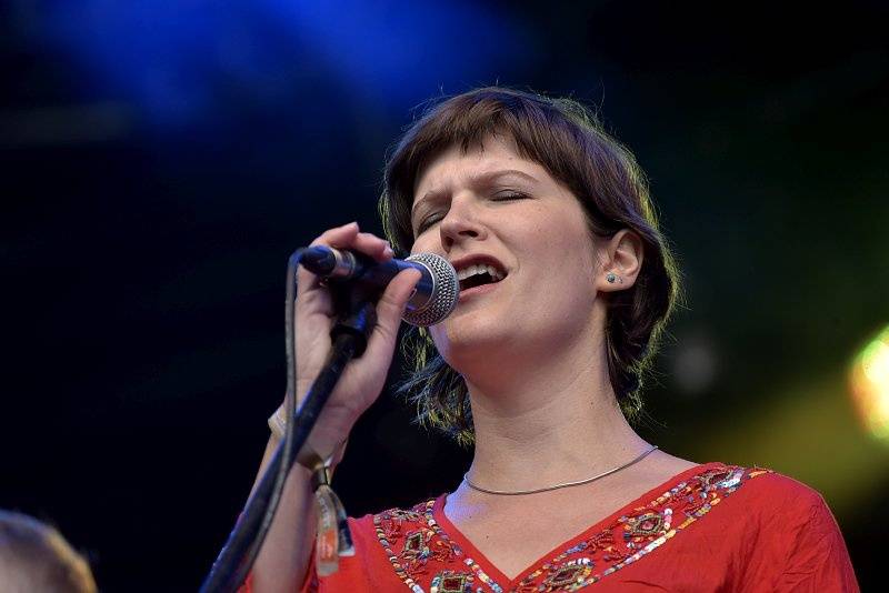 Třetí den Colours: Výtečná Caro Emerald, nudní Kodaline a vytrvalý déšť