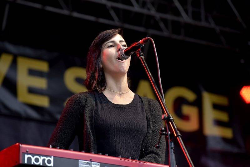 Třetí den Colours: Výtečná Caro Emerald, nudní Kodaline a vytrvalý déšť