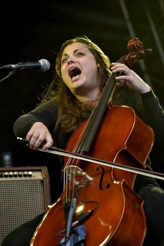 Třetí den Colours: Výtečná Caro Emerald, nudní Kodaline a vytrvalý déšť