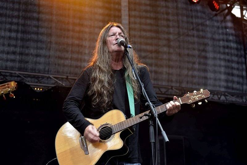 Třetí den Colours: Výtečná Caro Emerald, nudní Kodaline a vytrvalý déšť