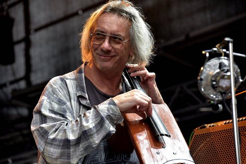 Třetí den Colours: Výtečná Caro Emerald, nudní Kodaline a vytrvalý déšť