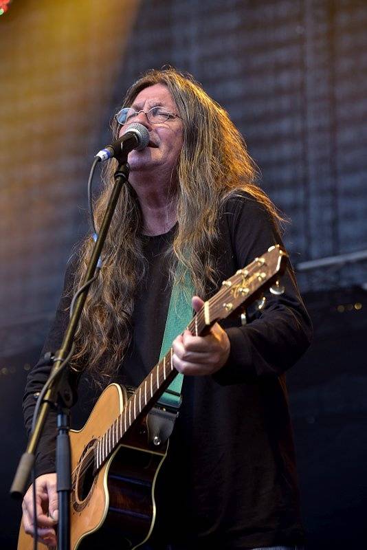 Třetí den Colours: Výtečná Caro Emerald, nudní Kodaline a vytrvalý déšť