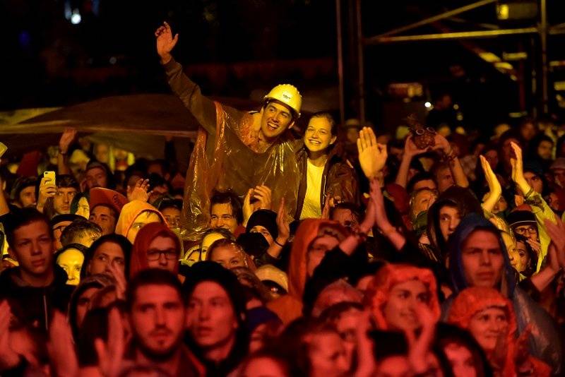 Třetí den Colours: Výtečná Caro Emerald, nudní Kodaline a vytrvalý déšť