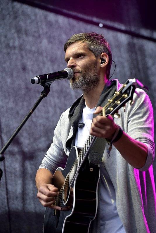 Třetí den Colours: Výtečná Caro Emerald, nudní Kodaline a vytrvalý déšť