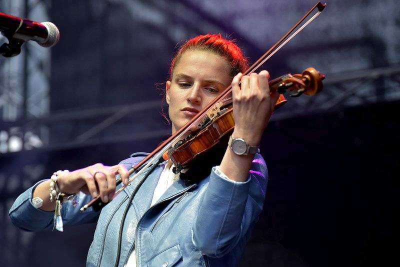 Třetí den Colours: Výtečná Caro Emerald, nudní Kodaline a vytrvalý déšť