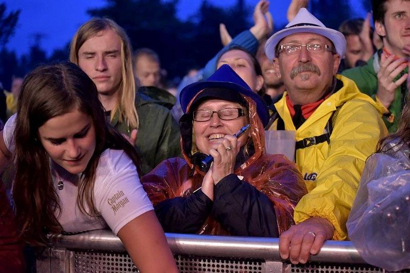 Třetí den Colours: Výtečná Caro Emerald, nudní Kodaline a vytrvalý déšť