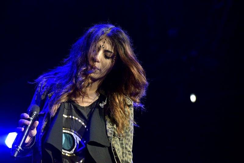 Třetí den Colours: Výtečná Caro Emerald, nudní Kodaline a vytrvalý déšť