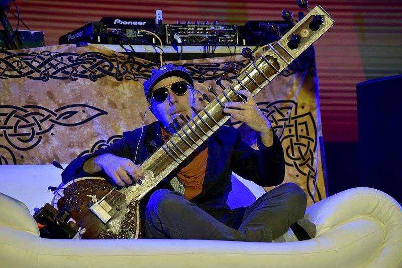 Třetí den Colours: Výtečná Caro Emerald, nudní Kodaline a vytrvalý déšť