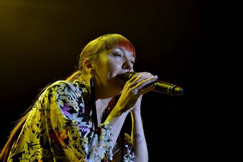 Třetí den Colours: Výtečná Caro Emerald, nudní Kodaline a vytrvalý déšť