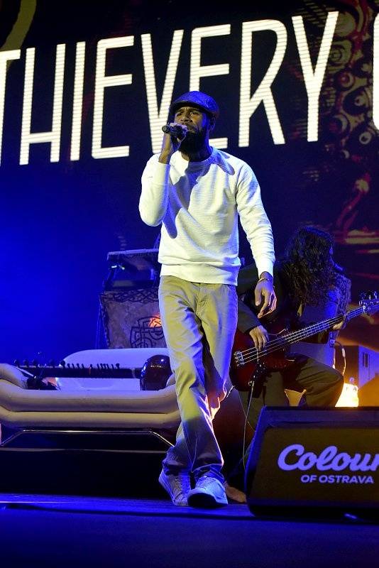 Třetí den Colours: Výtečná Caro Emerald, nudní Kodaline a vytrvalý déšť