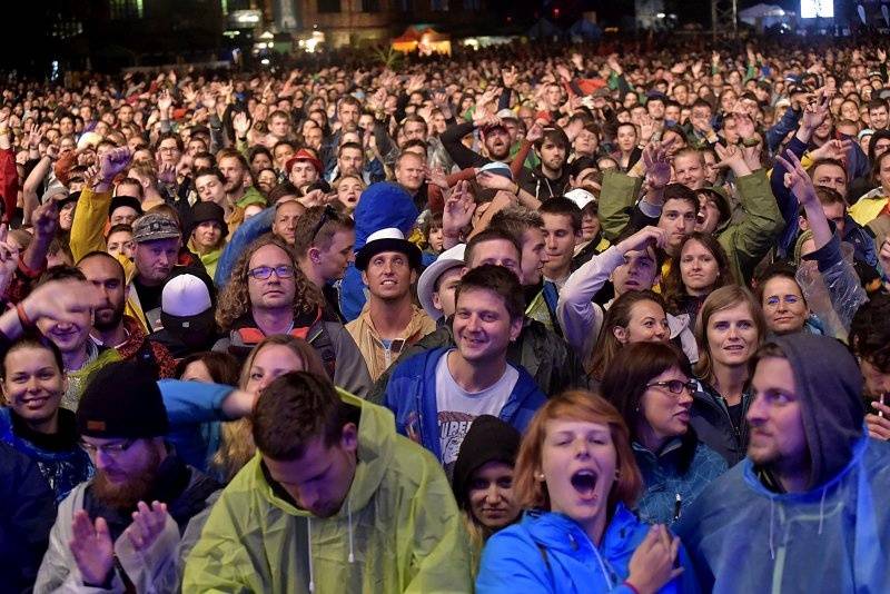 Třetí den Colours: Výtečná Caro Emerald, nudní Kodaline a vytrvalý déšť