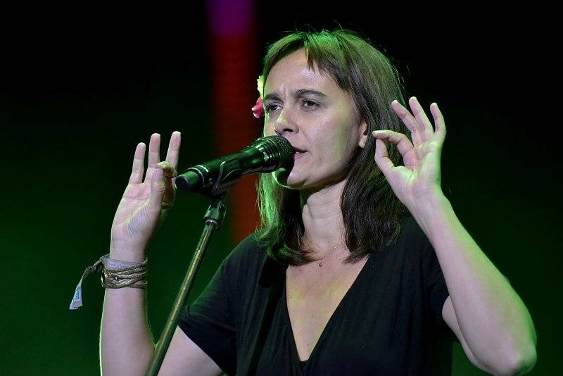 Třetí den Colours: Výtečná Caro Emerald, nudní Kodaline a vytrvalý déšť