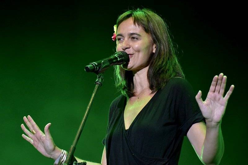 Třetí den Colours: Výtečná Caro Emerald, nudní Kodaline a vytrvalý déšť