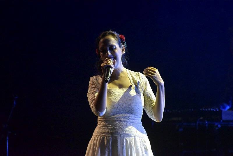 Třetí den Colours: Výtečná Caro Emerald, nudní Kodaline a vytrvalý déšť