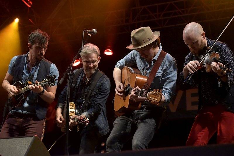 Třetí den Colours: Výtečná Caro Emerald, nudní Kodaline a vytrvalý déšť