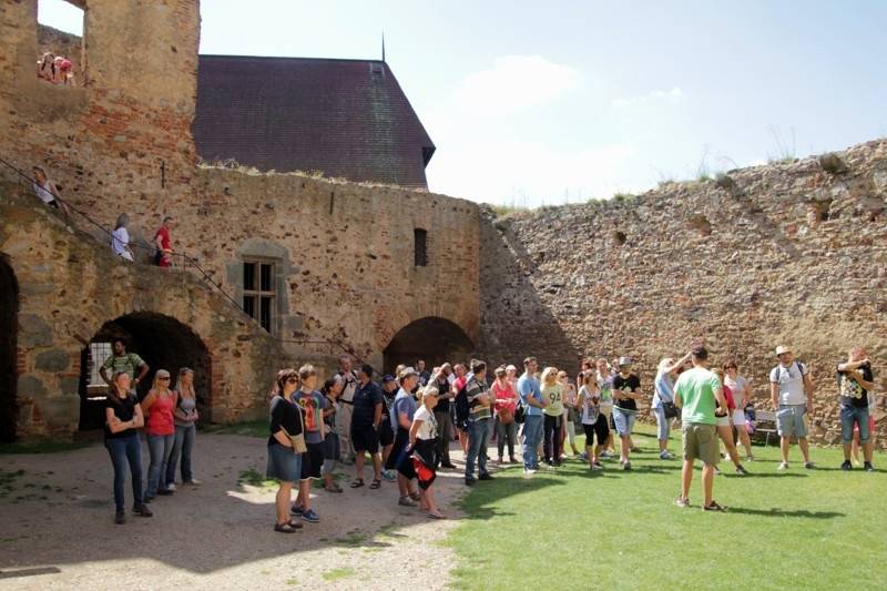 Start festivalu Hrady.cz na Točníku: Kabát, Divokej Bill, Rybičky 48 i zábavný program pro celou rodinu 