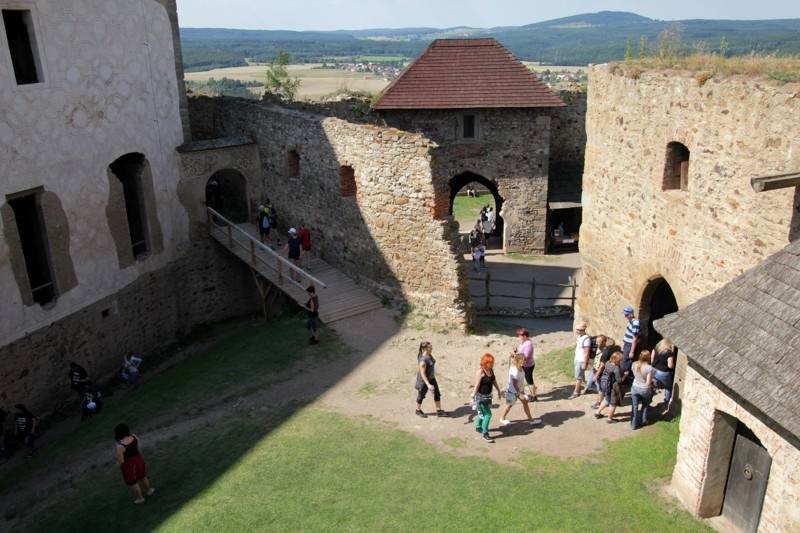 Start festivalu Hrady.cz na Točníku: Kabát, Divokej Bill, Rybičky 48 i zábavný program pro celou rodinu 