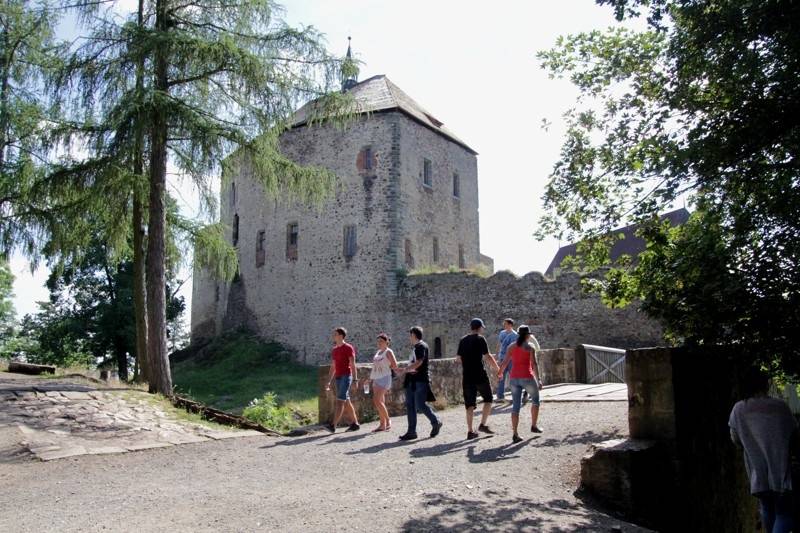 Start festivalu Hrady.cz na Točníku: Kabát, Divokej Bill, Rybičky 48 i zábavný program pro celou rodinu 