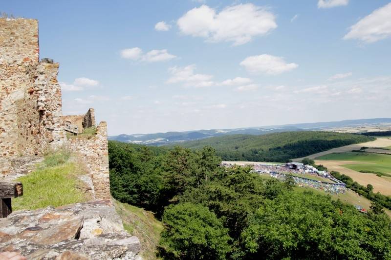 Start festivalu Hrady.cz na Točníku: Kabát, Divokej Bill, Rybičky 48 i zábavný program pro celou rodinu 