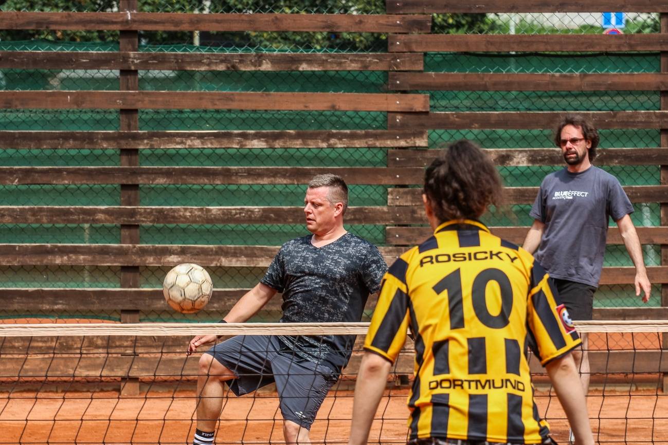 Pražský Festonda Cup: Wohnout, Imodium a spol. soutěžili v nohejbalu pro radost ze hry