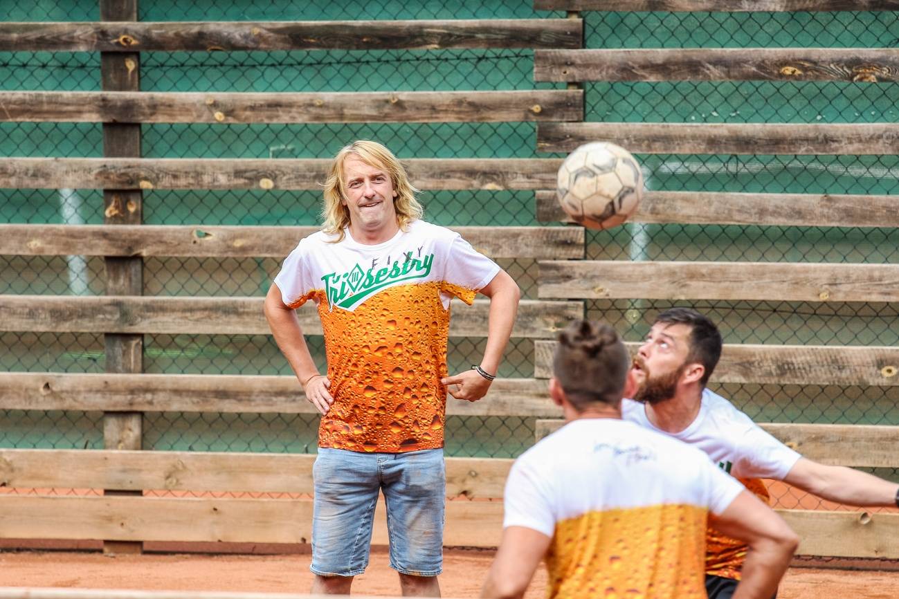 Pražský Festonda Cup: Wohnout, Imodium a spol. soutěžili v nohejbalu pro radost ze hry