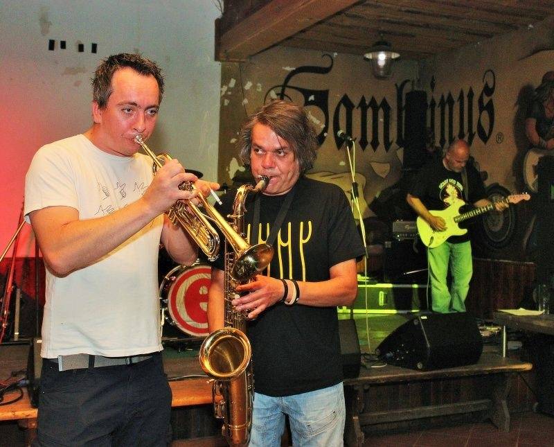 Emma band pokřtil novou desku, přišli i Medvěd 009 a Oleg Homola