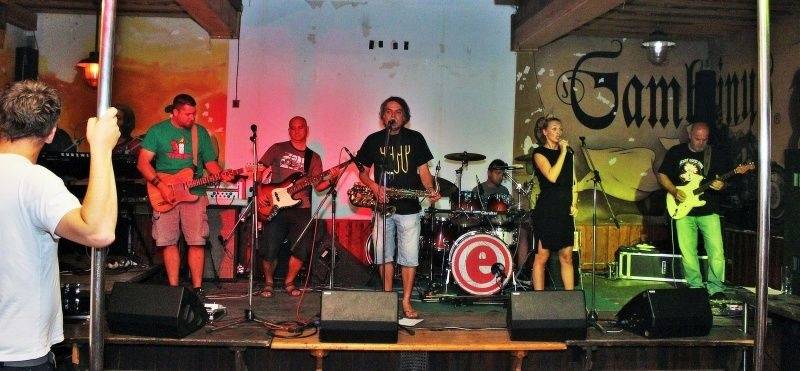 Emma band pokřtil novou desku, přišli i Medvěd 009 a Oleg Homola