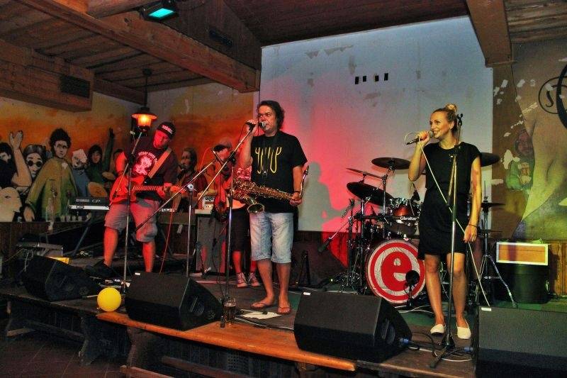 Emma band pokřtil novou desku, přišli i Medvěd 009 a Oleg Homola