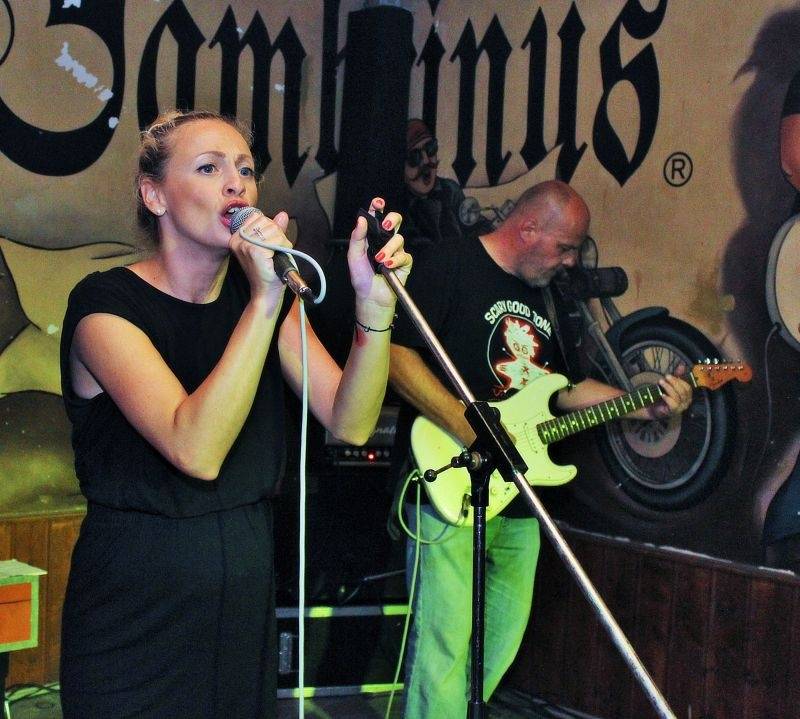 Emma band pokřtil novou desku, přišli i Medvěd 009 a Oleg Homola