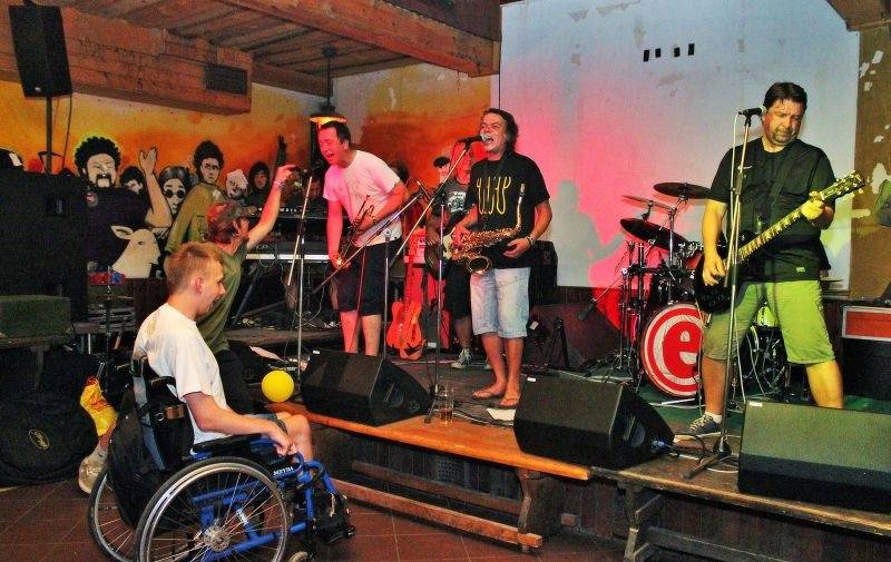 Emma band pokřtil novou desku, přišli i Medvěd 009 a Oleg Homola