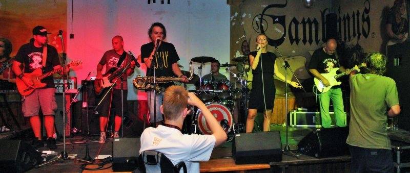 Emma band pokřtil novou desku, přišli i Medvěd 009 a Oleg Homola