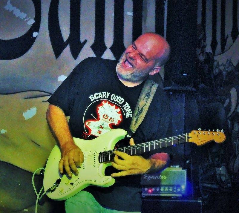 Emma band pokřtil novou desku, přišli i Medvěd 009 a Oleg Homola