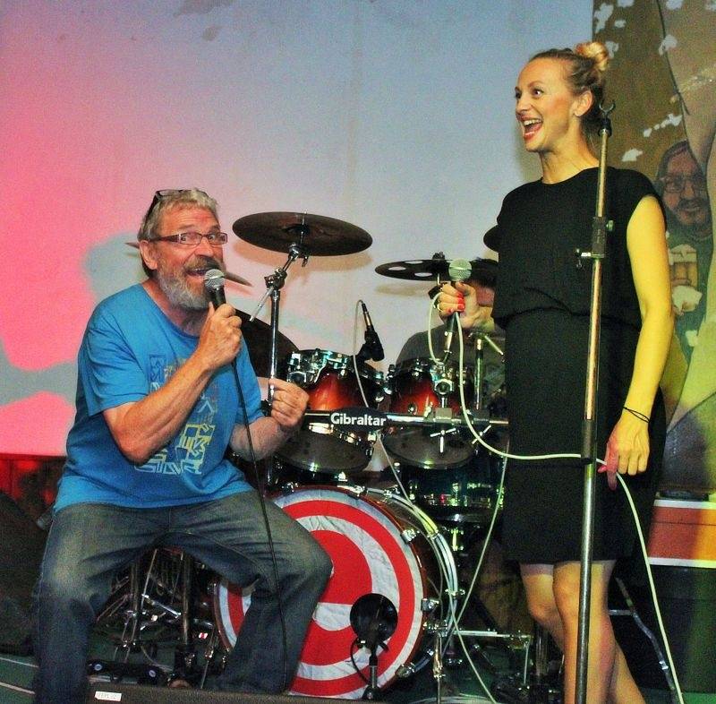 Emma band pokřtil novou desku, přišli i Medvěd 009 a Oleg Homola