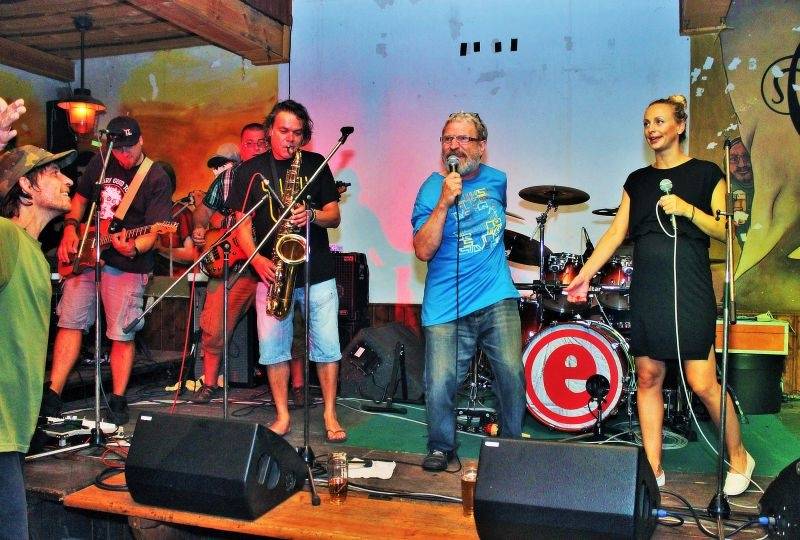 Emma band pokřtil novou desku, přišli i Medvěd 009 a Oleg Homola