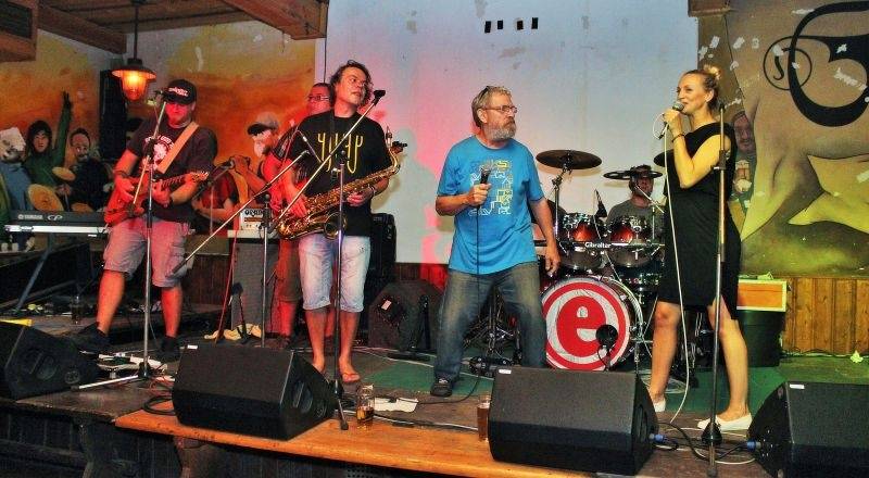 Emma band pokřtil novou desku, přišli i Medvěd 009 a Oleg Homola