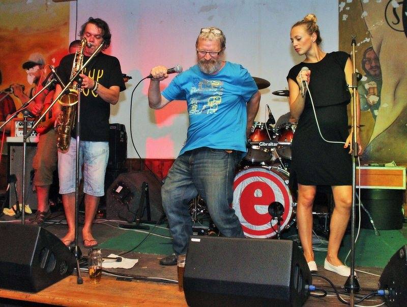 Emma band pokřtil novou desku, přišli i Medvěd 009 a Oleg Homola