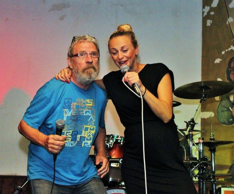 Emma band pokřtil novou desku, přišli i Medvěd 009 a Oleg Homola