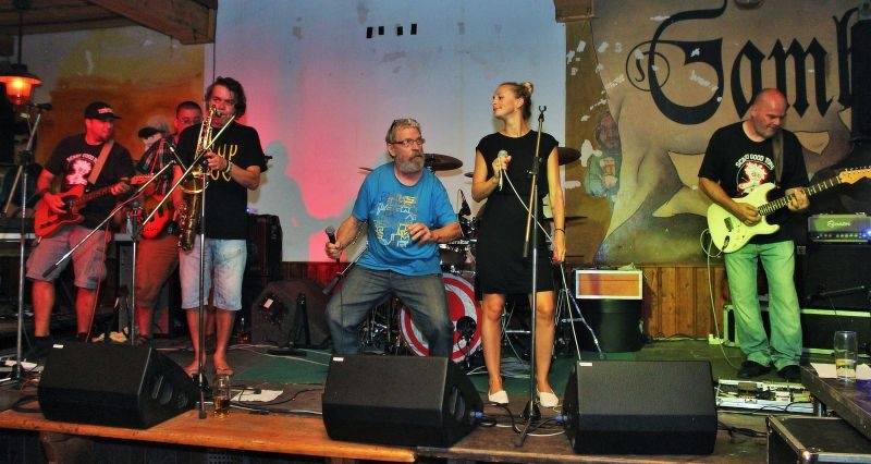 Emma band pokřtil novou desku, přišli i Medvěd 009 a Oleg Homola