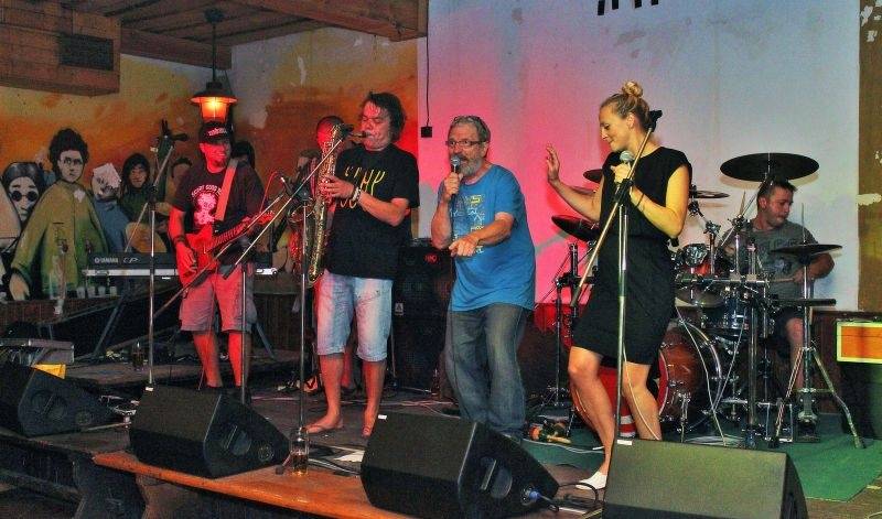 Emma band pokřtil novou desku, přišli i Medvěd 009 a Oleg Homola