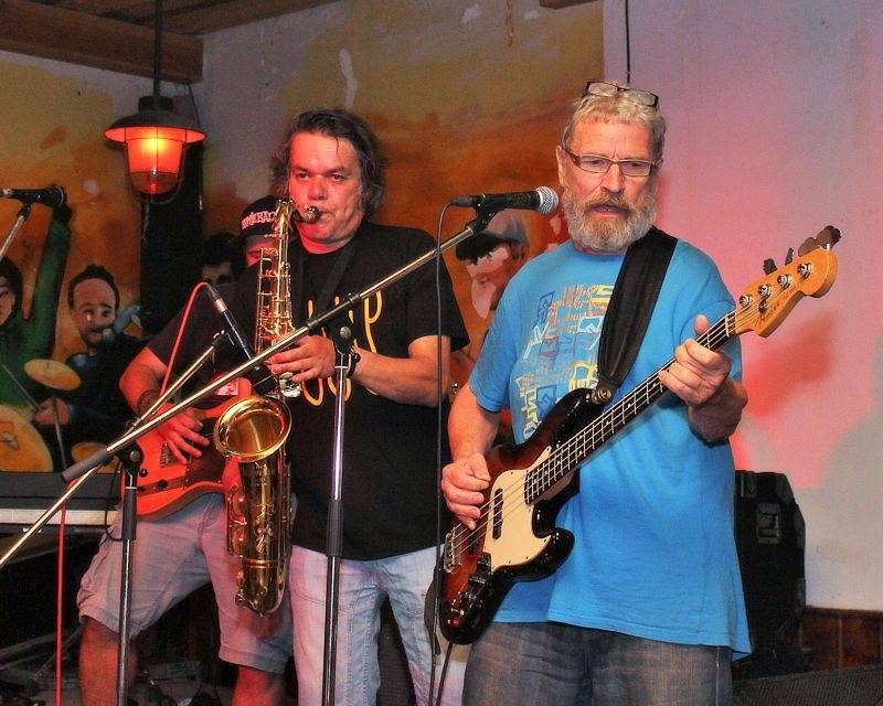 Emma band pokřtil novou desku, přišli i Medvěd 009 a Oleg Homola