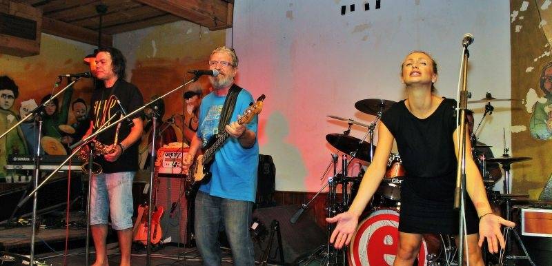 Emma band pokřtil novou desku, přišli i Medvěd 009 a Oleg Homola