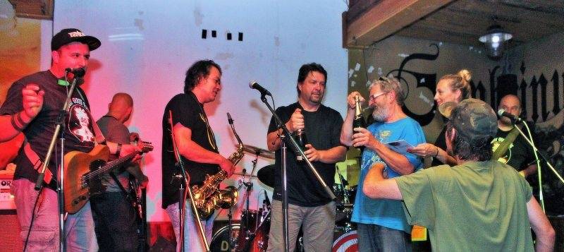 Emma band pokřtil novou desku, přišli i Medvěd 009 a Oleg Homola