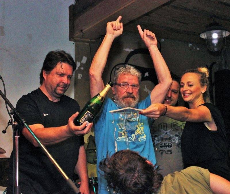 Emma band pokřtil novou desku, přišli i Medvěd 009 a Oleg Homola