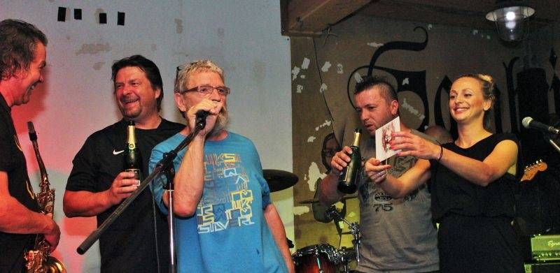 Emma band pokřtil novou desku, přišli i Medvěd 009 a Oleg Homola