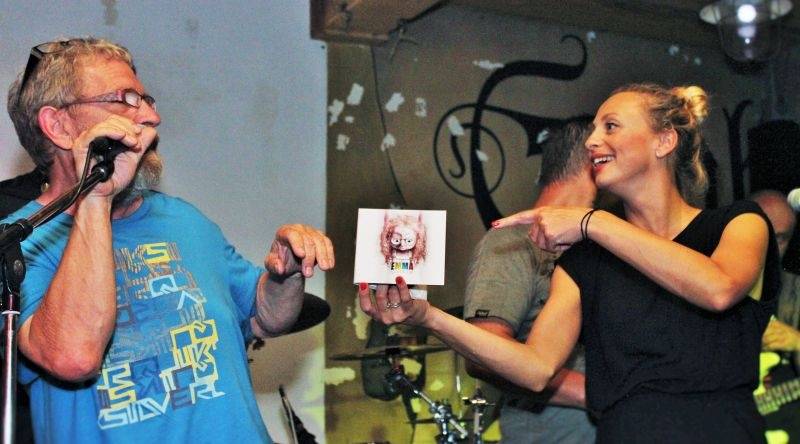 Emma band pokřtil novou desku, přišli i Medvěd 009 a Oleg Homola