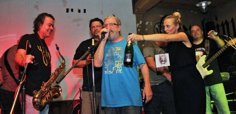 Emma band pokřtil novou desku, přišli i Medvěd 009 a Oleg Homola