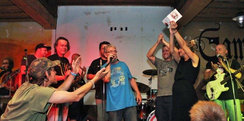 Emma band pokřtil novou desku, přišli i Medvěd 009 a Oleg Homola